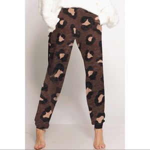 Hannah Beury Pants - Leopard Print Joggers with Pockets Hannah Beury Pants - Leopard Print Joggers with Pockets